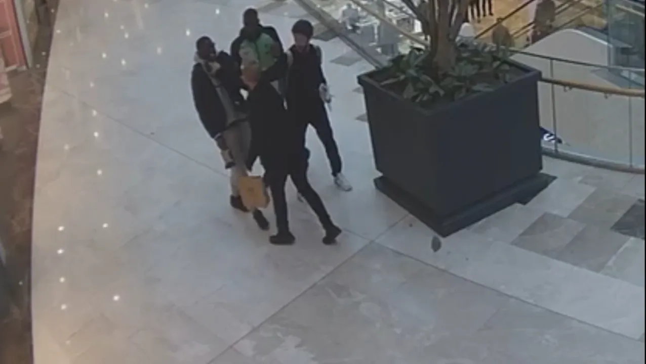 1. Lig'in Senegalli yıldızı, AVM'de neye uğradığına şaşırdı! Milli futbolcuya silah çekip şemsiye fırlattı