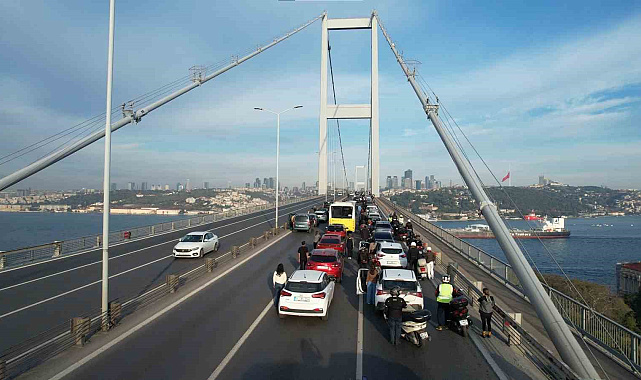 15 Temmuz Şehitler Köprüsü'nde 09.05'te vatandaşlar araçlarından inerek saygı duruşunda bulundu