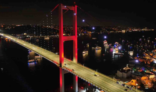 15 Temmuz Şehitler Köprüsü'nde yılbaşı coşkusu havadan görüntülendi