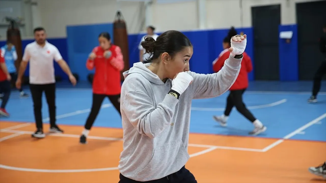 15 yaş altı milli sporcular Türk kadın boksuna güç vermek için yumruk sallıyor