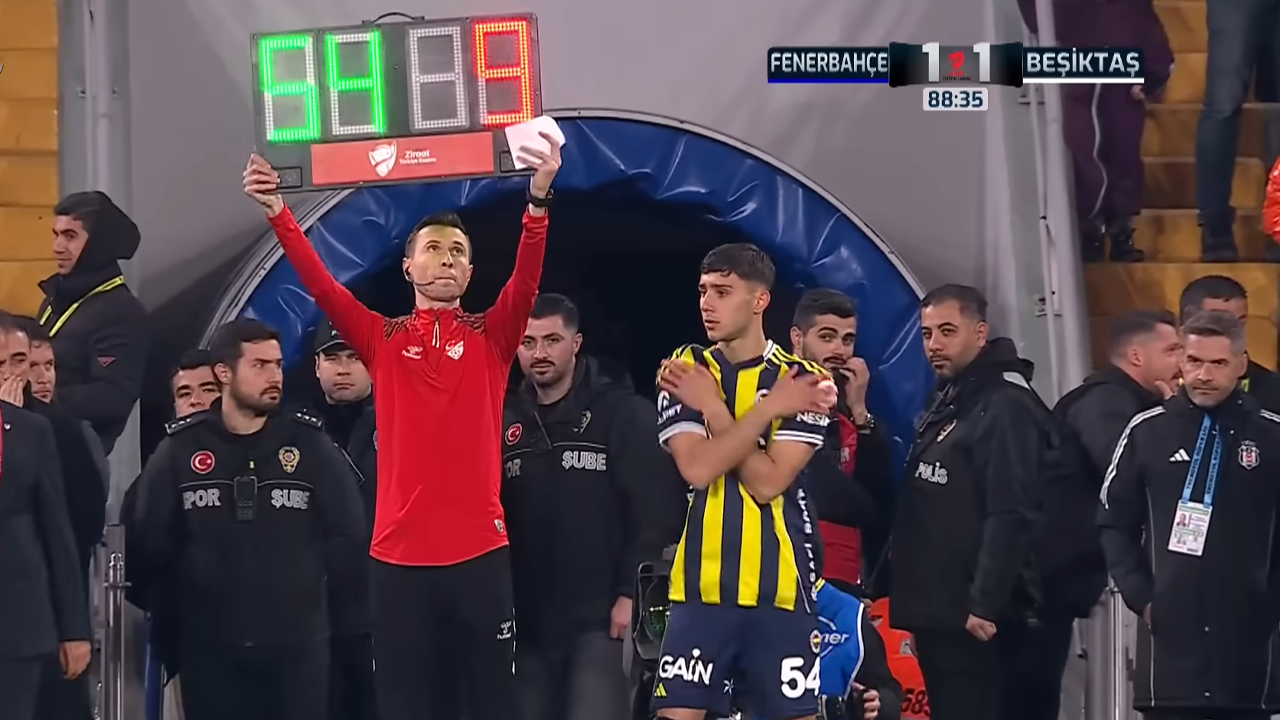 16 yaşındaki Sakaryalı futbolcu derbide forma giydi!