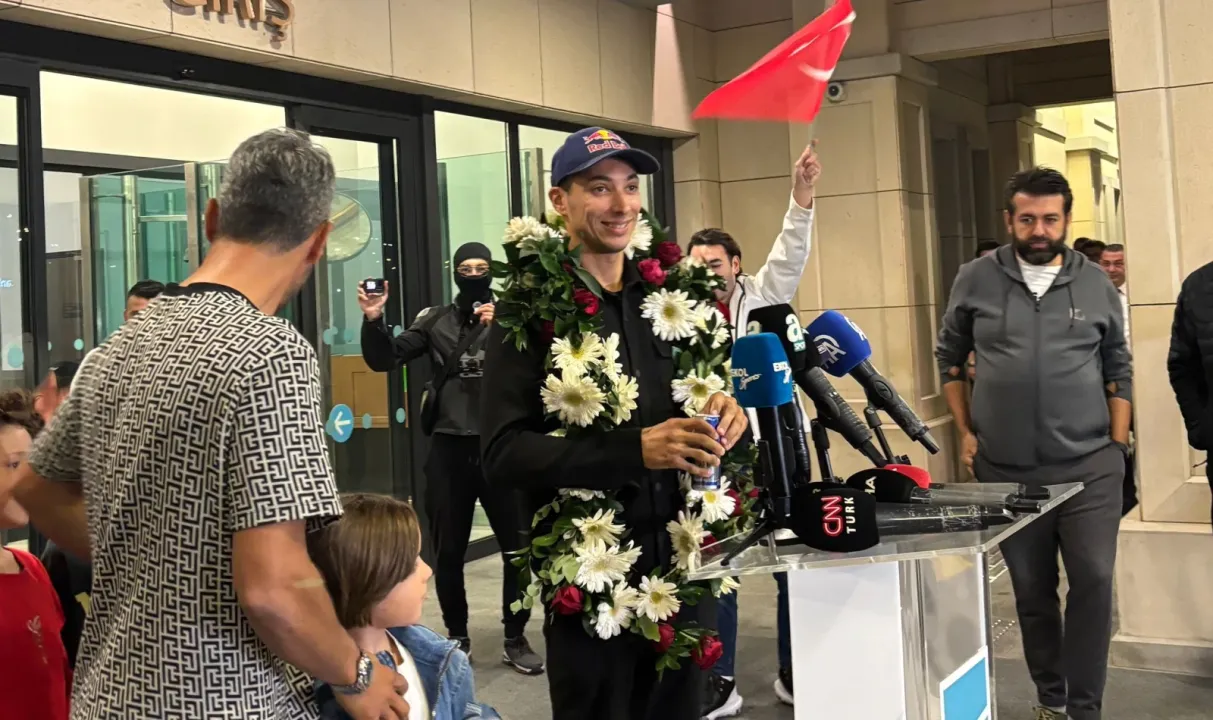 3’üncü kez Dünya Şampiyonu olan Toprak Razgatlıoğlu, yurda döndü