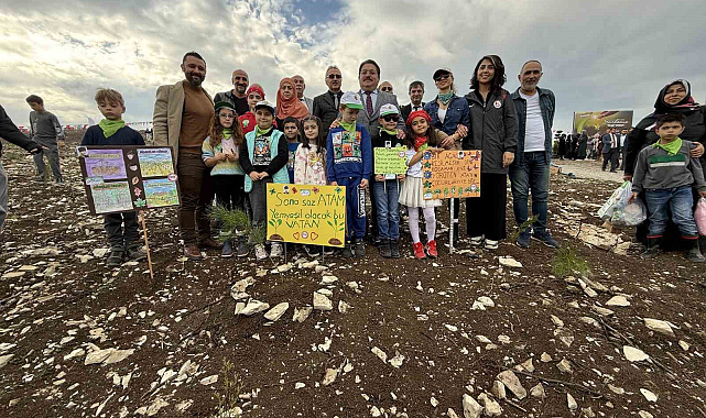 4 bin 500 fidan yanan ormanlık alanda toprakla buluştu