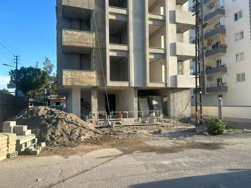 4'üncü kattan düşen inşaat işçisi öldü