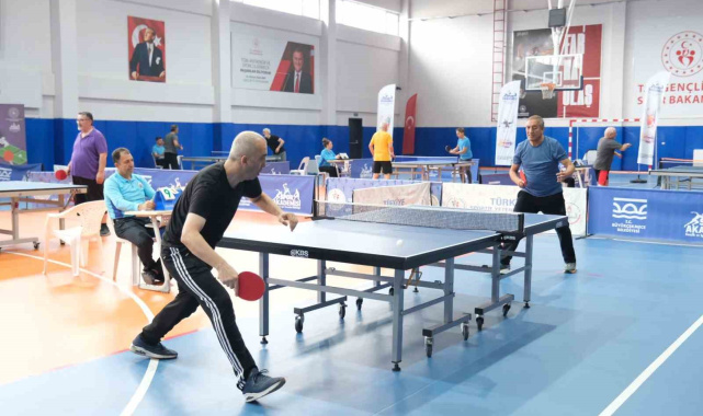 40 Yaş Üstü Masa Tenisi Turnuvası'nda heyecan zirveye çıktı