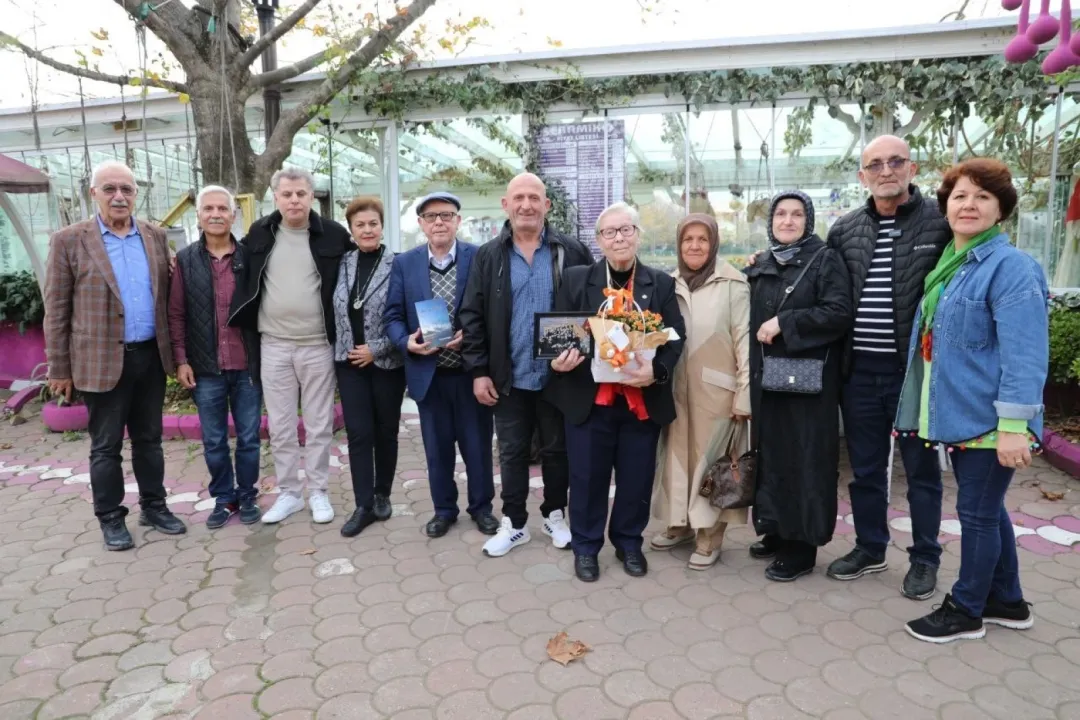 50 yıl önce ilk okulda ders verdiği öğrencileriyle buluştu