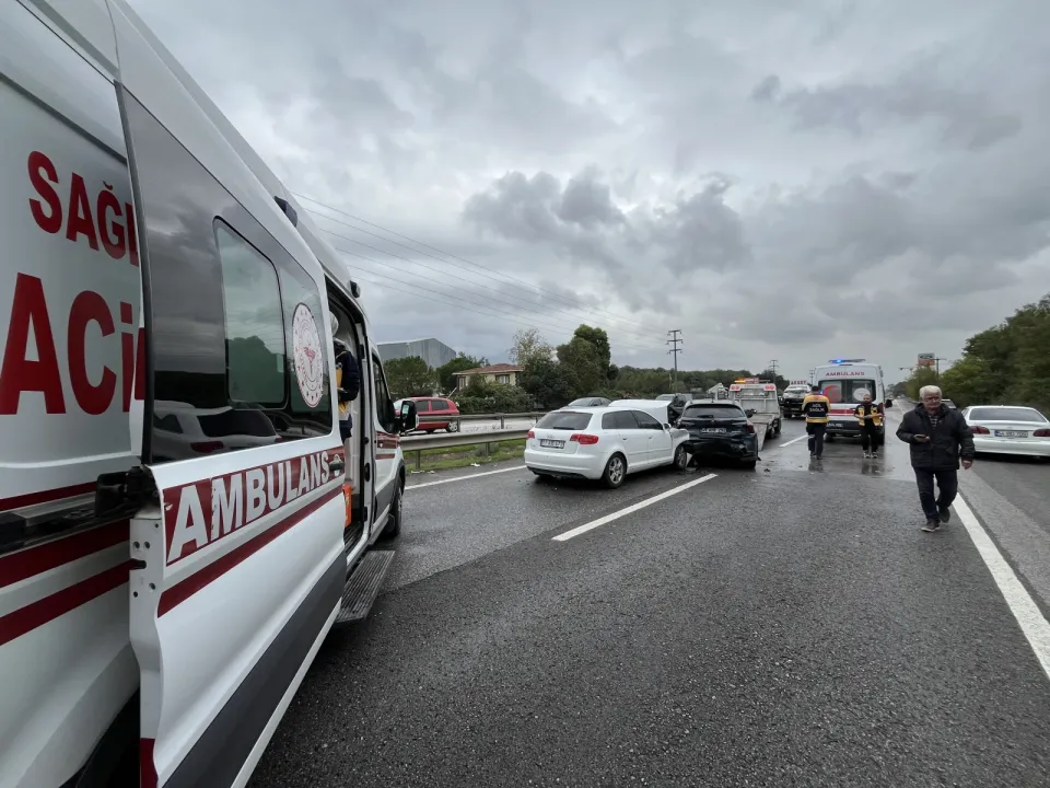 54 plakalı araçlar Kartepe'de zincirleme kazaya karıştı! 1'i çocuk 5 yaralı