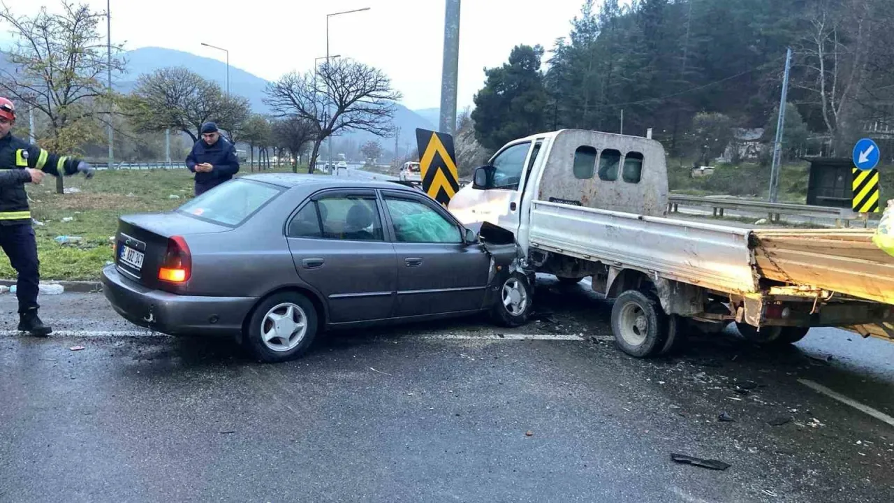 54 plakalı otomobil ile kamyonet çarpıştı: 5 yaralı!