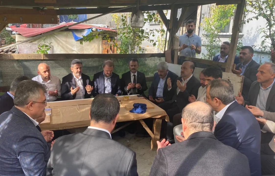 6 kişinin hayatını kaybettiği fabrikadaki yangın faciası sonrası Vali Aktaş'tan taziye ziyareti