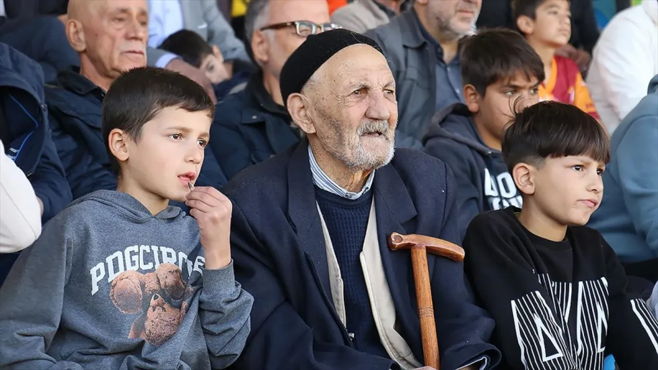 85'lik Selahattin dede "kolunda torunları elinde bastonuyla" maçlara gidiyor