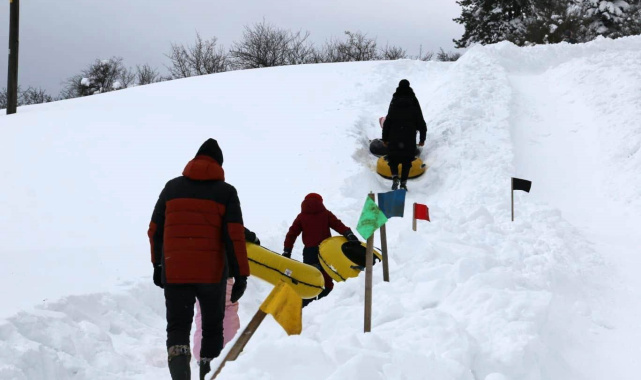 Abant'ta köylülerin hazırladığı pistte çocuklar şambrelle kaydı