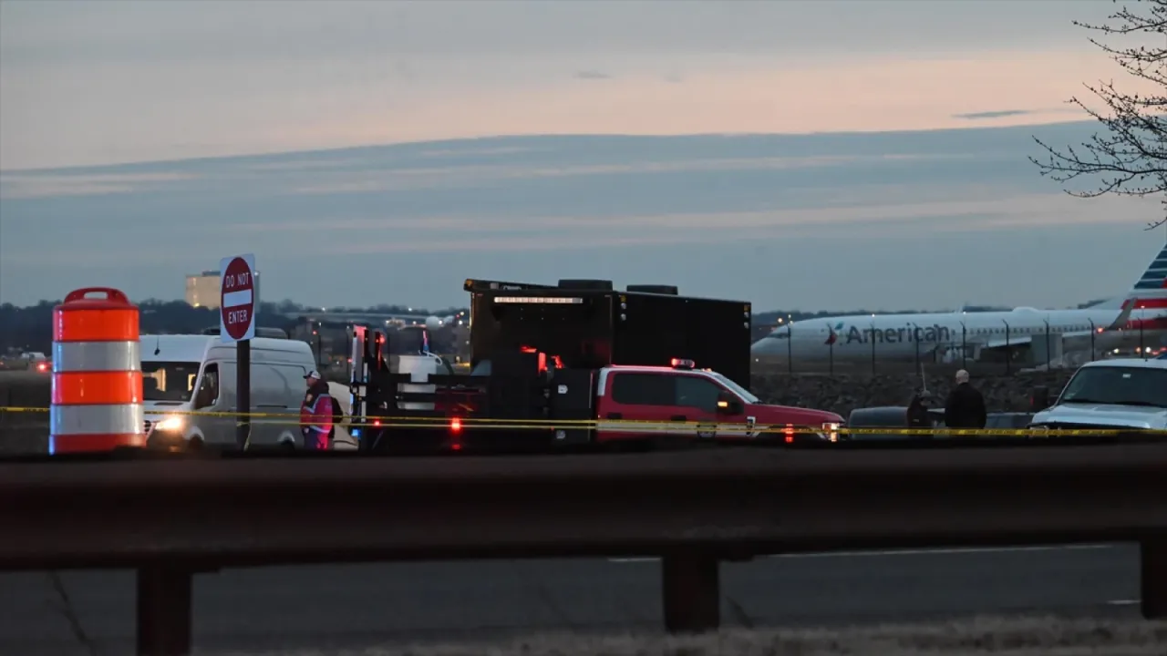 ABD'nin New York kentindeki LaGuardia Havalimanı'nda iki yolcu uçağı çarpıştı
