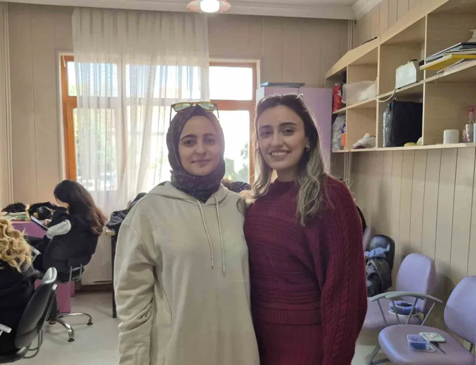Abla ve kardeş, hayalleri için kuaförlük eğitimi alıyor