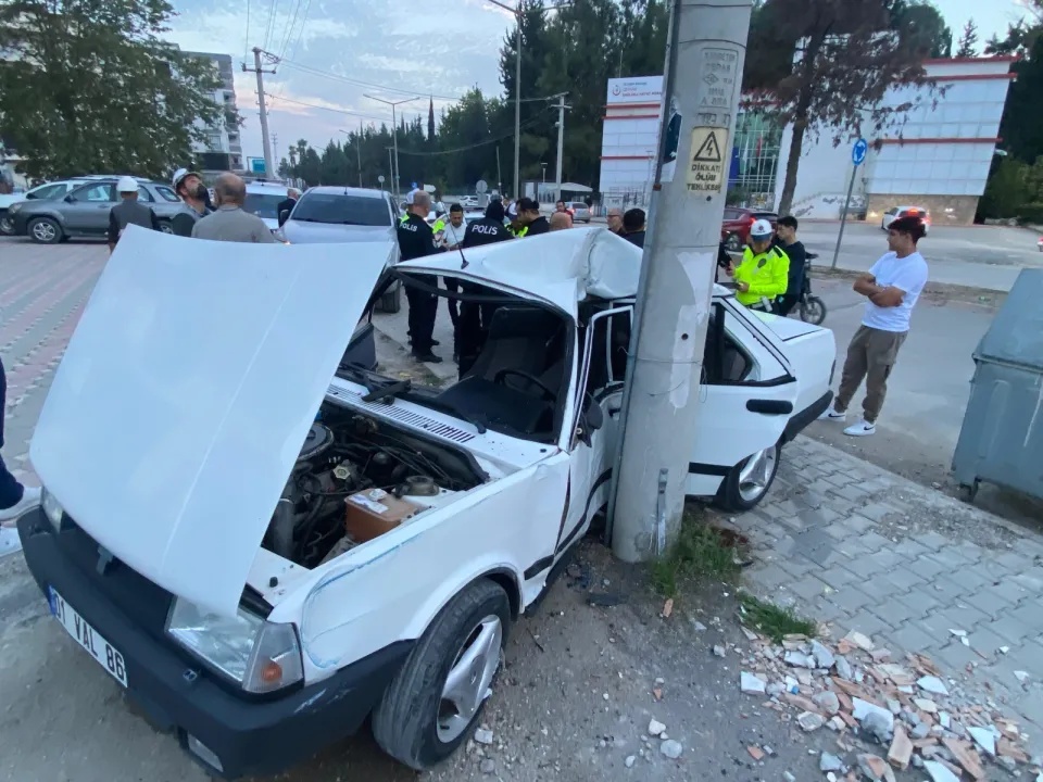 Adana’da otomobil elektrik direğine çarptı; 3 yaralı