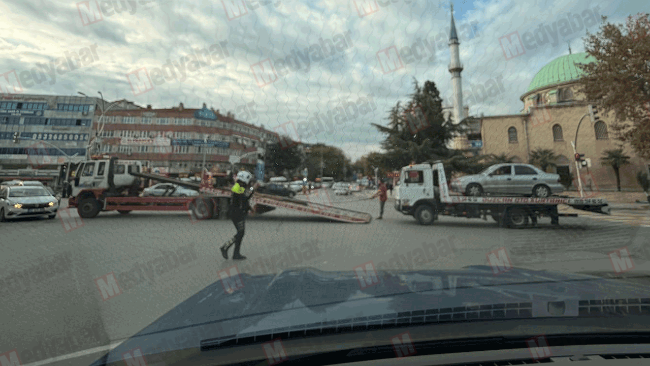 Adapazarı'nda araç çekerken yolda kalan çekicinin yardımına meslektaşı koştu