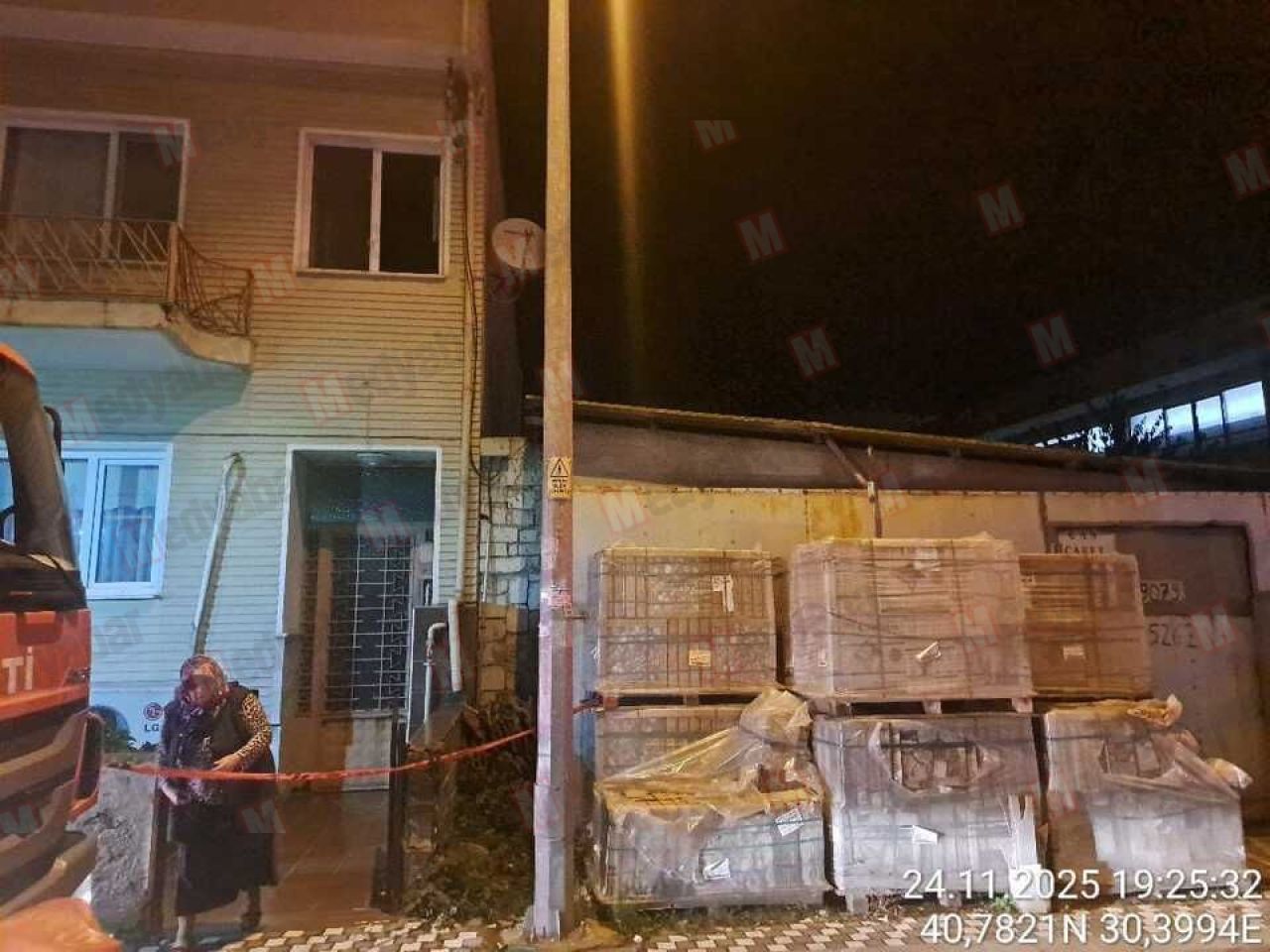 Adapazarı'nda fayans mağazasında yangın