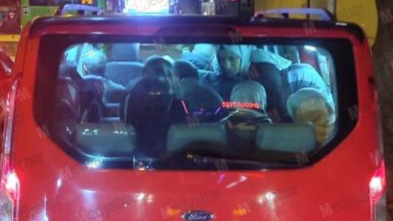 Adapazarı’nda kırmızı dolmuşta ayakta yolcu skandalı! Vatandaş isyan etti