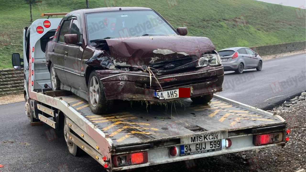 Adapazarı’nda kontrolden çıkan otomobil apartmana çarptı