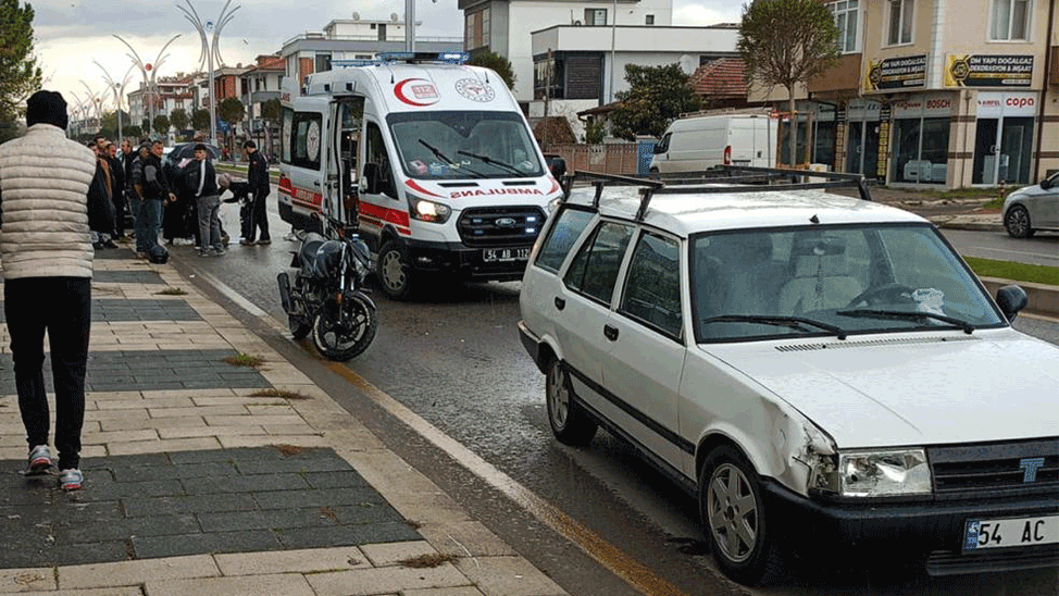 Adapazarı’nda otomobil motosiklete çarptı: Yaralı var
