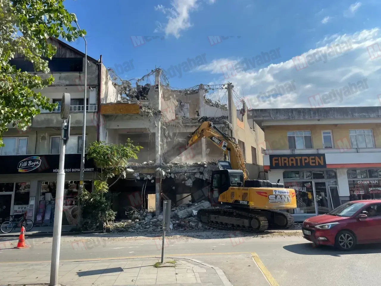 Adapazarı’nda riskli bina yıkılıyor: Kentsel dönüşüm çalışmaları sürüyor