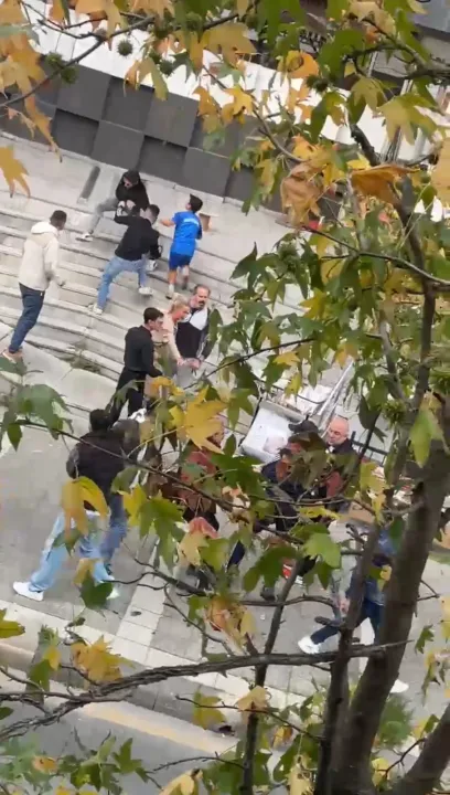 Ağabey 15 yaşındaki kız kardeşini rahatsız eden 2 kişiyi bıçakladı: 'Yeğenimi taciz ediyorlarmış'