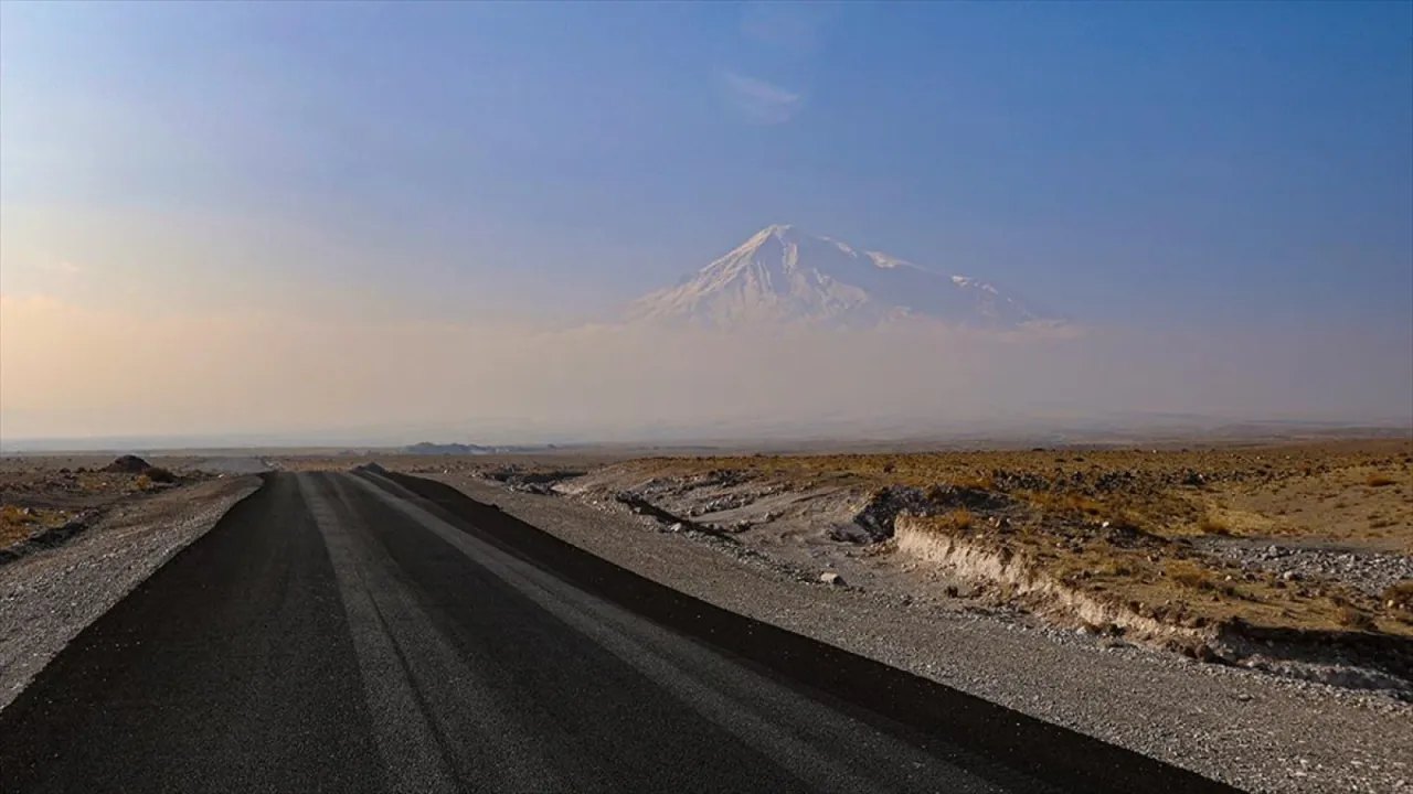 Ağrı Dağı'na yapılan 75 kilometrelik "turizm ve güvenlik yolu" tamamlandı