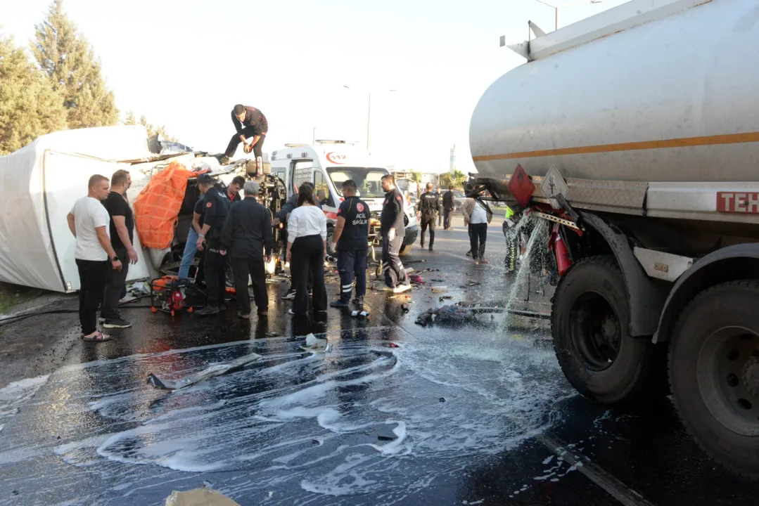 Akaryakıt tankerine çarpan kamyonun sürücüsü öldü