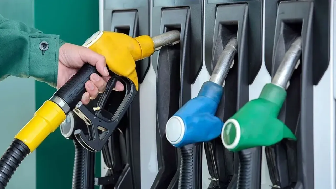 Akaryakıta dün indirim gelmişti bugün zam geliyor