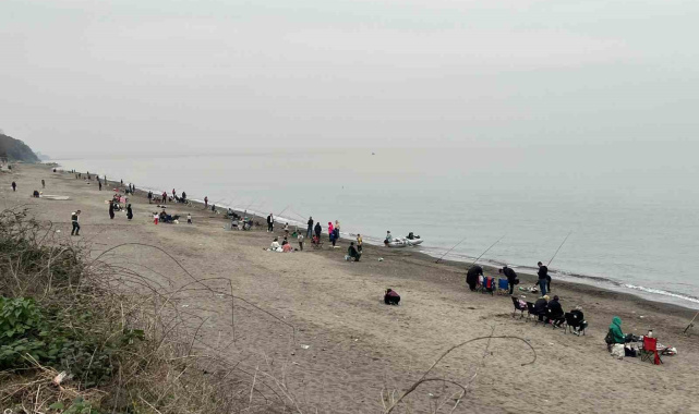 Akçakoca sahilleri olta avcılarıyla dolup taştı