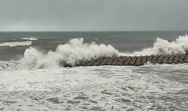 Akçakoca'yı fırtına vurdu