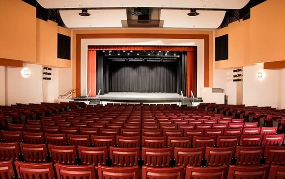 Aksa Akustik Konferans ve Sinema Salonlarında Kusursuz Ses Deneyimi Sunuyor