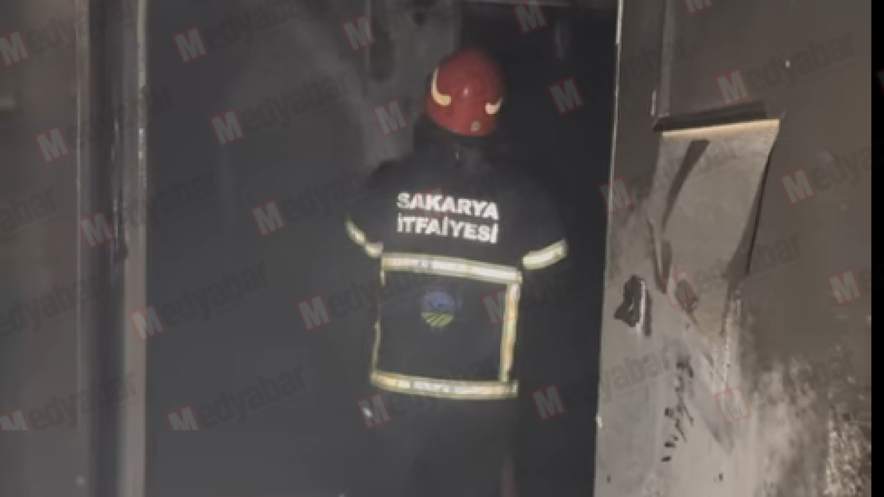 Akyazı’da çıkan yangında ev kullanılmaz hale geldi