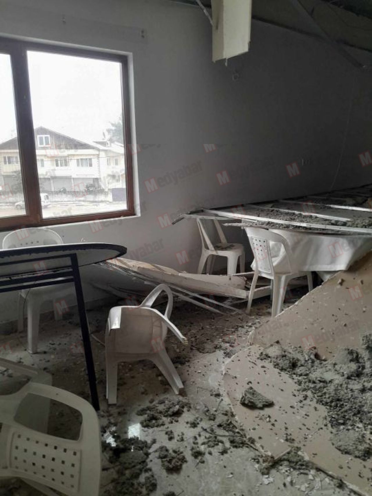 Akyazı'da fırtına düğün salonunun içini yerle bir etti!