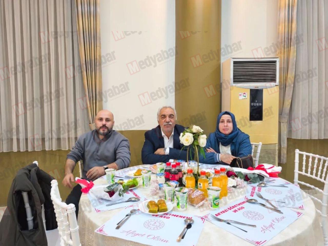 Akyazı'da öğretmenler yemekte bir araya geldi