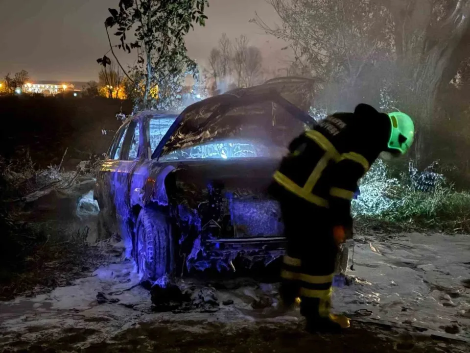 Akyazı'da park halindeki otomobil alev topuna döndü, geriye demir yığınları kaldı