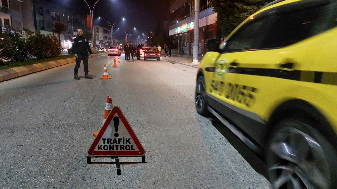 Akyazı'da trafik denetimi: Ruhsatsız silah ele geçirildi, ehliyete el koyuldu, cezalar uygulandı...