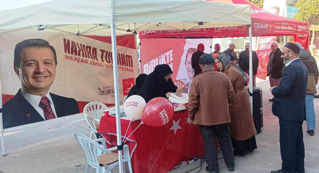 Akyazı Saadet Standına ilgi yoğundu