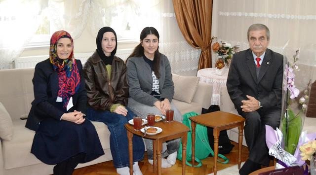 AKYAZI SAĞLIK MESLEK LİSESİNDEN EMEKLİ ÖĞRETMENE 24 KASIM ZİYARETİ