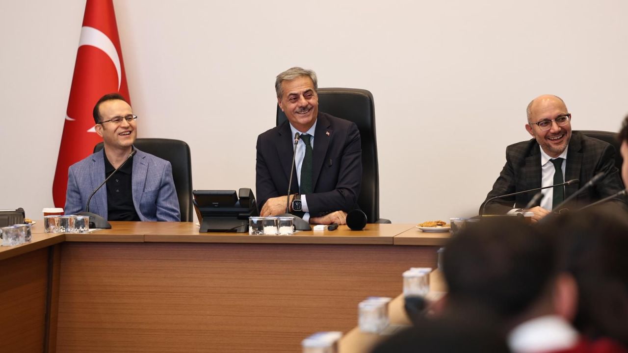 Alemdar 17 ülkeden gençlere Sakarya hedefini anlattı: Geleceğin model şehirlerinden biri olmak için çalışıyoruz