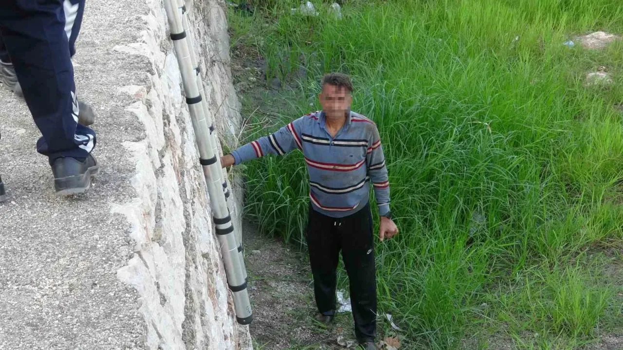 Alkolün etkisiyle su kanalına düştü, köpeğinin havlamasıyla fark edilerek kurtarıldı