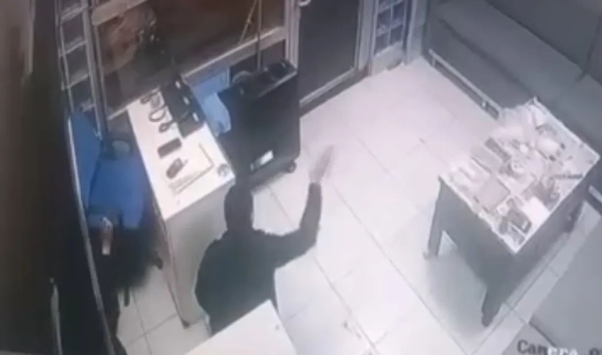 Ankara'da taksi şoförüyle tartışan yolcu 3 el ateş etti; duraktaki şoförlerin panik anları kamerada