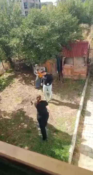 Annesini ve kız kardeşini darbetti; o anlar kamerada