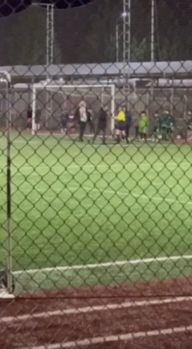 Antrenör, kadın hakeme saldırıp tokat attı