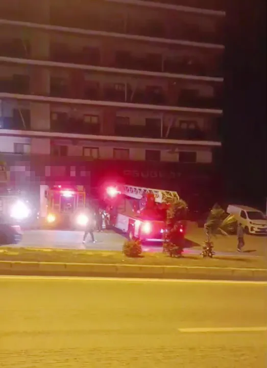 Apartmanın altındaki oto galeri yandı! Binadan kaçmaya çalışan 2 kişi öldü