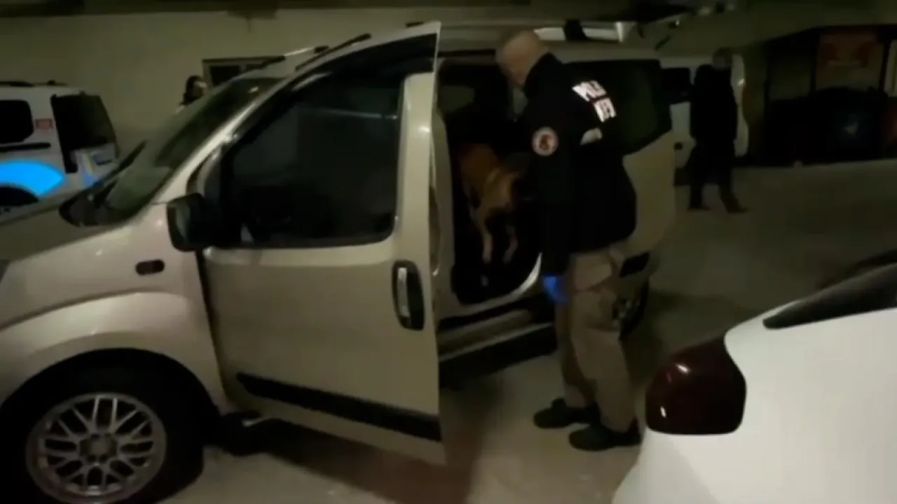 Arabaya zulalanmış uyuşturucuyu ’Pako’ buldu