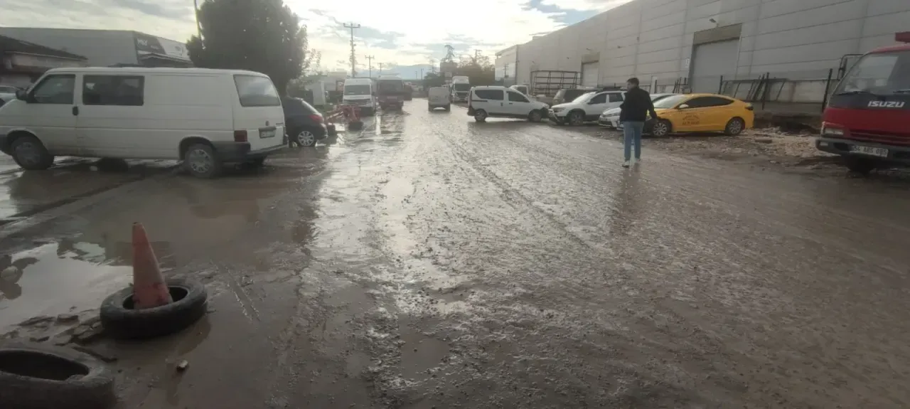 Araç muayene istasyonuna giden yol 1 aydır çamur içinde! “Şehrin göbeğinde vatandaş mağdur ediliyor”