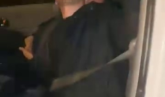 Aracına çarpan 3 kişiyi kendinden geçmiş halde gördü, o anları kayda aldı