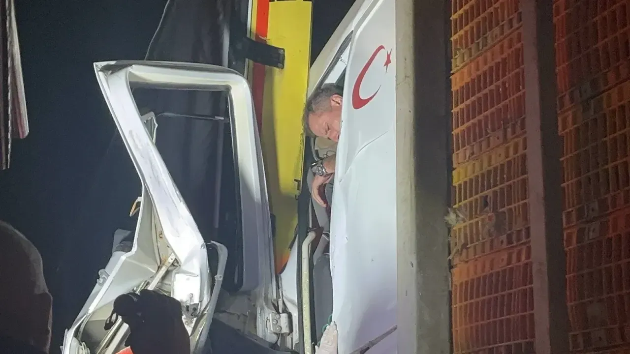 Araçta sıkışan TIR şoförü kurtarılmayı böyle bekledi