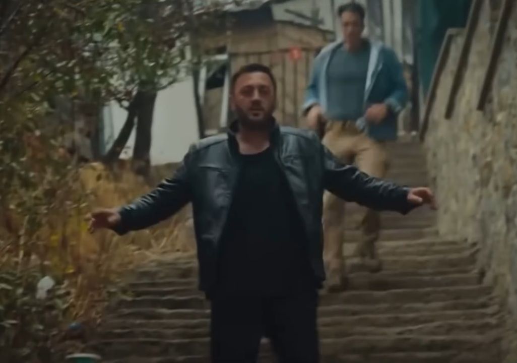 Arka Sokaklar'ın son bölümünde Akyazılı Yücel rüzgarı esti