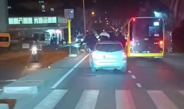 Arnavutköy'de araç üstünde tehlikeli yolculuk kamerada